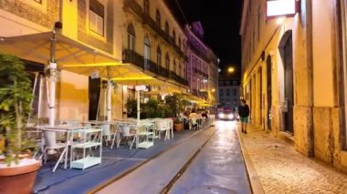 Lizbon 'un ünlü simgeleri gece aydınlandı, kalabalıklar keşfin tadını çıkarıyor..