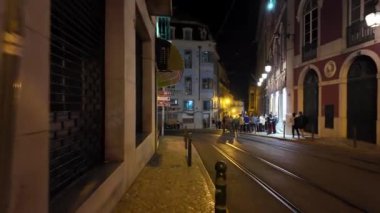 Geceleri Lizbon 'da popüler yerler, atmosferde ıslanan insanlar..