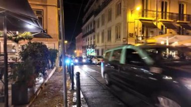 Lizbon 'daki akşam manzaraları, Portekiz' in tarihi simgelerinin tadını çıkaran gezginler..