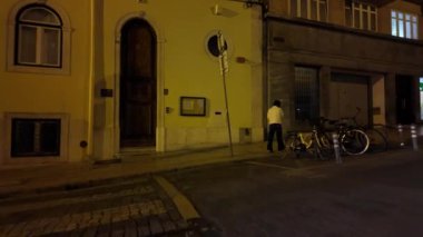 Lizbon 'daki tarihi geçitler geceleri parlıyor, insanlar işaretlere hayran..