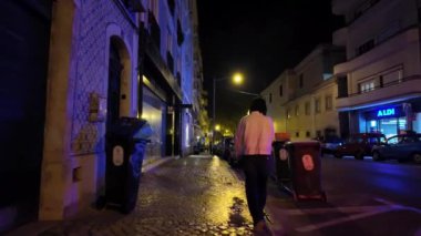 Gece lambaları altında Lisbons 'un eski güzergahlarını keşfetmek, ilgi çekmek için işaretler..