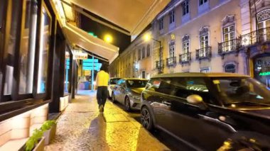 Lisbons 'un ünlü gece rotalarında yürürken, sevilen yerler görünürde.
