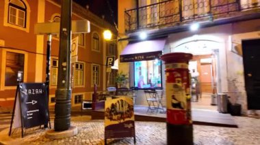 Lisbons sokaklarının akşam cazibesi, ziyaretçilerin ilgisini çeken simgeler..