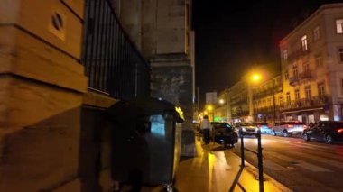 Lizbon 'da gece yürüyüşleri, tarihte ve simgelerde ıslanan turistler..