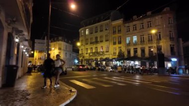 Lizbon 'da geceleri popüler sokaklar, zengin tarihin tadını çıkaran turistler..