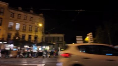 Geceleri Lizbon 'da yürüyüşler, parlayan ışıkların altında hayran olunan simgeler..