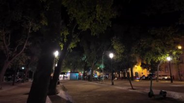 Portekizliler Lizbon 'da geceleri aydınlanıyor, insanlar ünlü yerleri ziyaret ediyor..