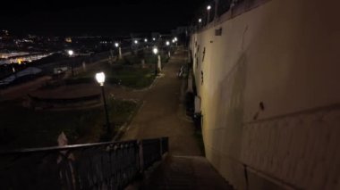 Lizbon 'un tarihi sokaklarını akşam ışıklarının altında keşfeden Portekiz' in ünlü eğlenceleri.