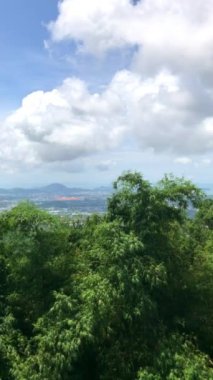 Yüksek perspektiften Phuket 'in bereketli ada manzarasının muhteşem panoramik görüntüsü