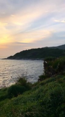 Denizin üzerinde güzel bir gün batımı