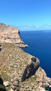 İspanya, Balearic Adaları, Mayorka 'daki mavi kıyı şeridinin nefes kesici manzarası.