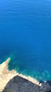 İspanya, Balear Adaları, Mallorca 'yı çevreleyen mavi denizin hava manzarası.