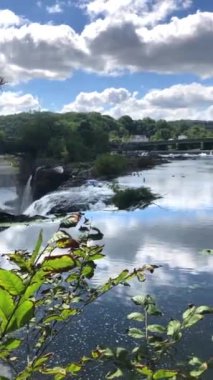 Ithaca Şelalesi, New York Şelalesi 'nin sonbahar manzarası.