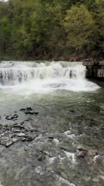 Ithaca Şelalesi, New York 'ta çarpıcı bir sonbahar şelalesi..