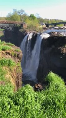 New York, Ithaca Şelaleleri ile sonbahar manzarası.