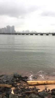 New York şehrinin ufuk çizgisi liman kenarından görünüyor..