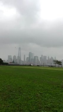 New York gökdelenlerinin yüksekliğini yansıtan dikey bir manzara.