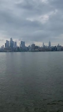 Manhattan şehrinin silueti rıhtıma yansıdı.