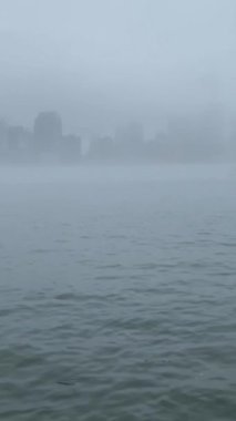 New York gökdelenleri sisli ve yağmurlu havada kayboluyor, dikey panoramik bir videoda çekildi..