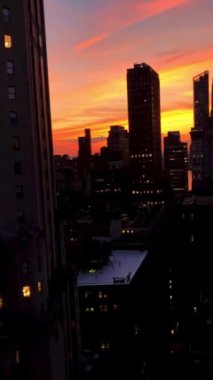 Yüksek binalarla New York siluetinin dikey perspektifi.