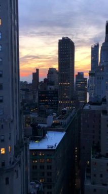 Manhattan ikonik gökdelenlerinin portre tarzı görünümü.