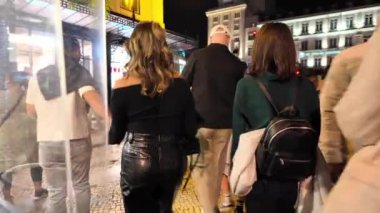 Lizbon Portekiz Noel için şenlikli ışıklar altında.