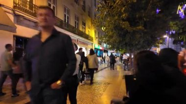 Lizbon 'da Noel geceleri Portekiz sokaklarında tatil büyüsü.