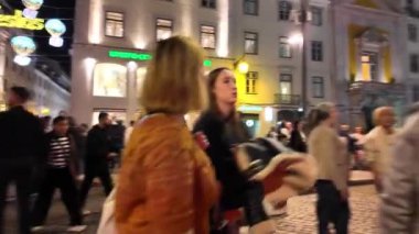 Portekiz 'in tarihi Lizbon' u gece tatil neşesiyle canlı.