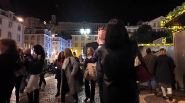 Lizbon geceleri Noel sezonu için yanıp tutuşuyordu..