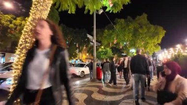 Geceleyin Lizbon 'da Noel tılsımı ve tarih karışımı.