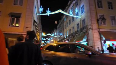 Portekiz 'in tarihi sokaklarında Lisbons tatil ışıkları parlıyor.