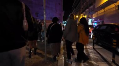 Portekizliler, gece gökyüzünün altında parlayan tatillerde Lizbon 'a gidiyorlar.