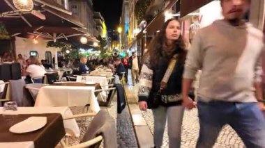 Lizbon Portekizlileri Noel için süslenmiş ikonik caddeler.