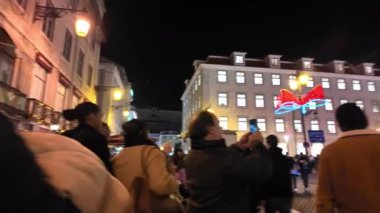 Lizbon 'un tatil aydınlatmalı caddeleri Gece gökyüzünün altında.