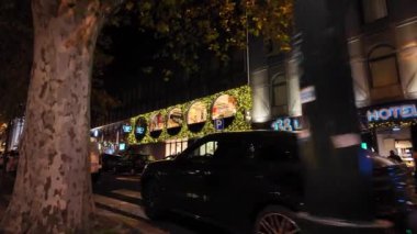 Portekiz 'in Lizbon' u tarihi sokaklarla Noel için aydınlatıldı.