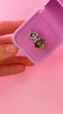 Klasik çiçek yüzüğü, eşsiz bir takı, e-ticaret tanıtım videosu.