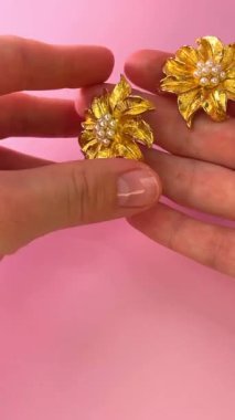 Klasik küpeler, online mücevher kampanyası için ideal..