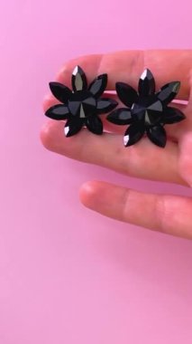 Bir promosyon videosunda gösterilen zamansız retro mücevher parçaları.