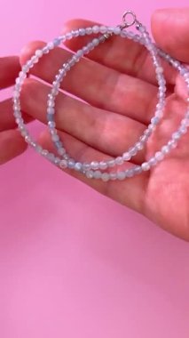 Kuyumcunun tanıtımı için el yapımı değerli taştan kolye..