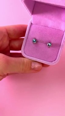 Bir mücevher ticareti videosu için klasik küpeler üzerine yoğunlaşmak.