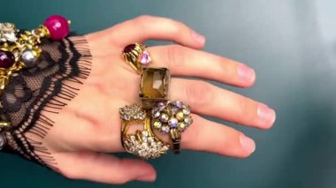 Retro pırıl pırıl yüzükler, klasik aksesuar reklamı, web tabanlı video mağazası.