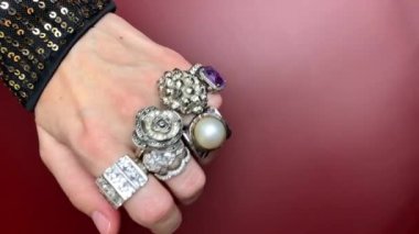 Retro temalı yüzükler, eski moda mücevher şovu, online video..