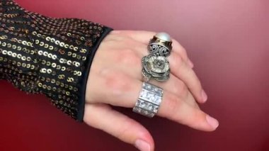 Antika yüzük, mücevher koleksiyonu konsepti, online kampanya.