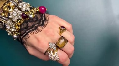 Zamansız retro yüzükler, klasik mücevher konsepti, e-ticaret videosu.