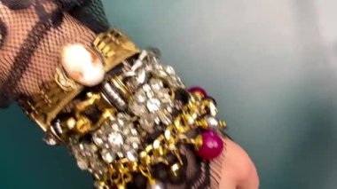 Çevrimiçi mağaza videoları için klasik bilezik.