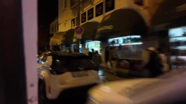 Lizbon 'un alacakaranlık caddeleri 28 numaralı tarihi tramvayın penceresinden görülüyor..