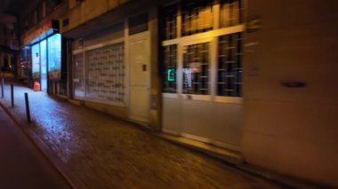 Lizbon 'un 28 numaralı tramvayın penceresiyle çerçevelendiği gece..