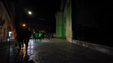 Ay ışığında yürürken Lisbons 'un simgelerini yakalamak. Lizbon