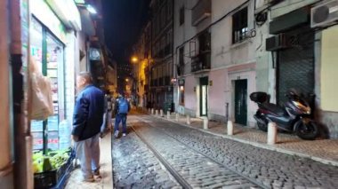 Akşam karanlığında Lisbons 'un tarihi noktalarını keşfediyorum. Lizbon