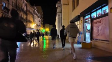 Gece gökyüzünün altında Lisbons işaretleri keşfediyor..